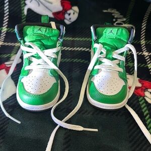 Jordan 1 mid toddler 7 green white Gently Used